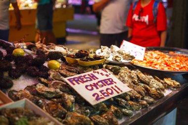 İstiridye satış. La Boqueria market Barselona 25 Eylül 2018