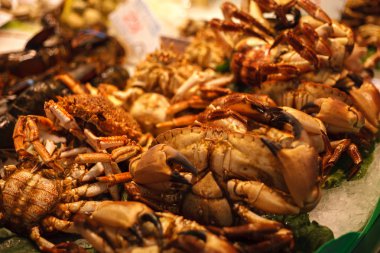 La Boqueria market, Barcelona 25 Eylül 2018. Yengeç satış