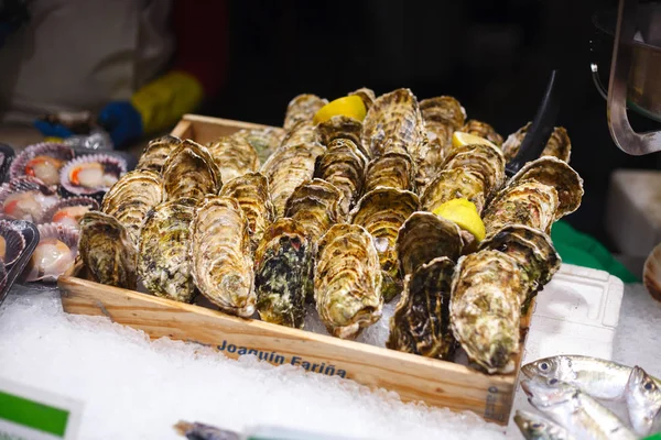 İstiridye satış. La Boqueria market Barselona 25 Eylül 2018