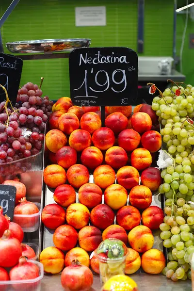 Espanha Barcelona Venda Nectarinas Fruta Mercado Boqueria — Fotografia de Stock