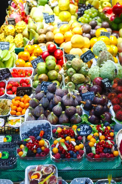 스페인 바르셀로나입니다 Boqueria 시장에서 이국적인 과일의 — 스톡 사진