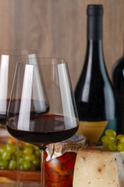 Kırmızı şarap, peynir ve jamon natürmort. Dikey. Portre