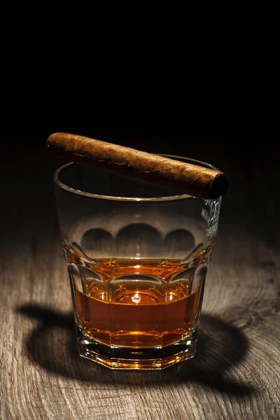 Ett Glas Alkoholdryck Med Isbitar Och Cigarr Ett Träbord Whiskey — Stockfoto