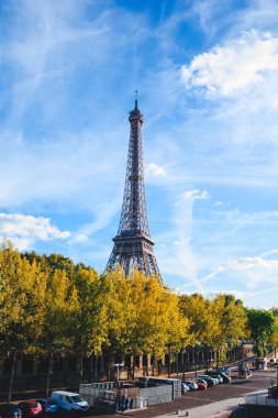 Mavi gökyüzü arka plan üzerinde Eyfel Kulesi. Paris. Fransa. Günbatımı