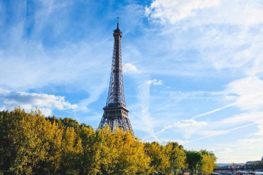 Mavi gökyüzü arka plan üzerinde Eyfel Kulesi. Paris. Fransa. Günbatımı