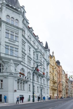 Çek Cumhuriyeti. Prag. Waterfront binalar bulutlu. dikey