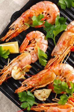 Izgara karides baharat ve limon ile. Izgara deniz ürünleri. Kerevitleri.