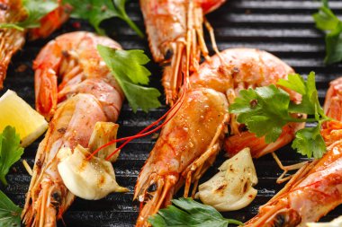 Izgara karides baharat ve limon ile. Izgara deniz ürünleri. Kerevitleri.