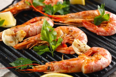 Izgara karides baharat ve limon ile. Izgara deniz ürünleri. Kerevitleri.