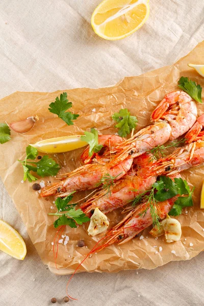 Grilled shrimps with spice, garlic and lemon. Grilled seafood. top view — Stock Photo, Image