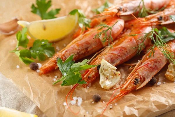 Baharat, sarımsak ve limon ile ızgara karides. Izgara deniz ürünleri. portre