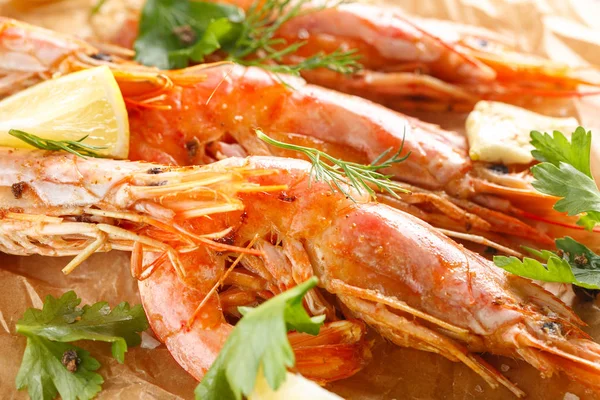 Grilled shrimps with spice, garlic and lemon. Grilled seafood. closeup — Stock Photo, Image