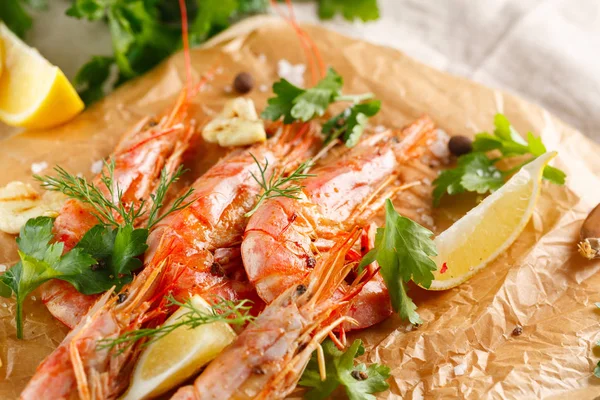 Grilled shrimps with spice, garlic and lemon. Grilled seafood. closeup — Stock Photo, Image