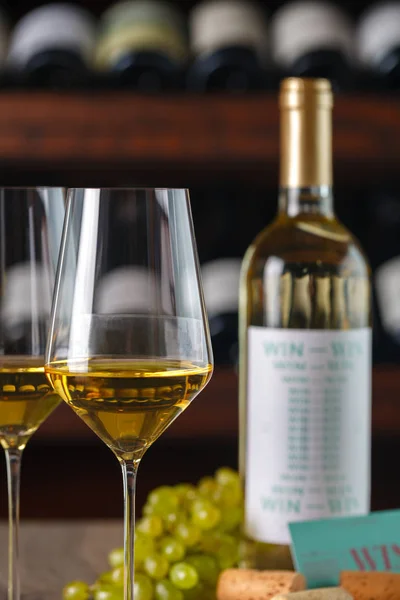 Vino Blanco Copas Sobre Fondo Uvas Verdes Una Botella Vino — Foto de Stock