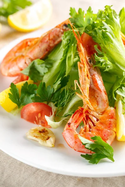 Salade Fraîche Aux Crevettes Grillées Tomates Gros Plan — Photo