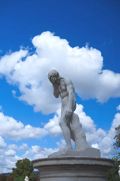 La antigua escultura en Jardín des Tuileries, Jardín de las Tullerías Paris Francia — Foto de Stock