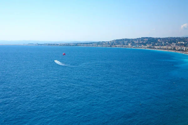 Güneşli bir plaj güzel görünüm. Fransa. Cote dazur. — Stok fotoğraf