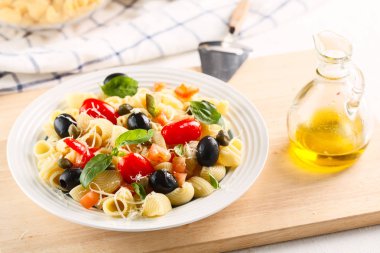 geleneksel İtalyan makarna boru Rigate domates, zeytin ve fesleğen ile