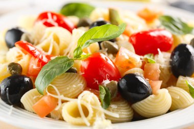 geleneksel İtalyan makarna boru Rigate domates, zeytin ve fesleğen ile