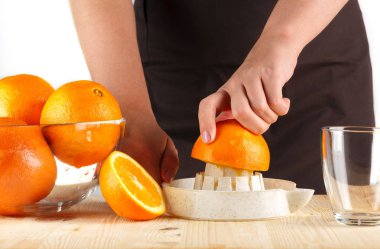 Kız taze portakal suyu sıkar