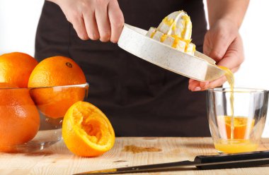 Kız taze sıkılmış portakal suyu dökülen