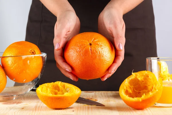 Muchacha Prepara Jugo Fresco Exprimido Los Agrios Pomelo Naranja — Foto de Stock