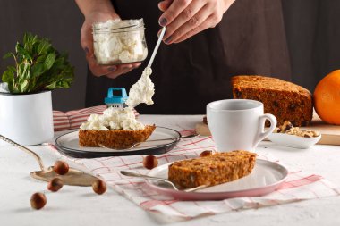 havuçlu kek krem ve fındık ile. Kız ev yapımı Havuçlu Kek süsle