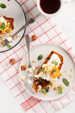 Havuçlu meyve kek ile fındık ve krem