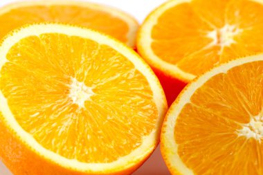 Beyaz arka planda taze portakal dilimleri