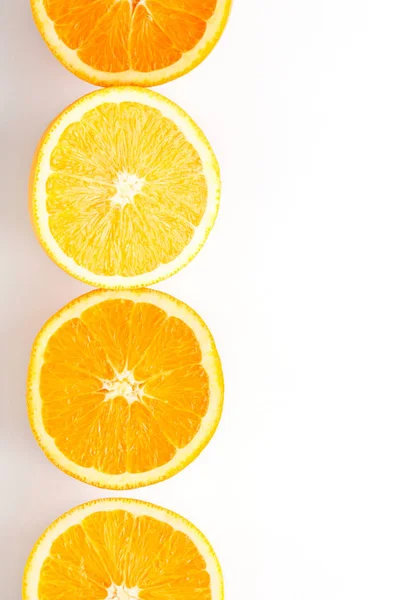 Rodajas de naranja fresca sobre fondo blanco — Foto de Stock