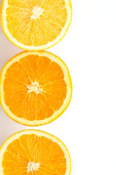 Rodajas de naranja fresca sobre fondo blanco — Foto de Stock