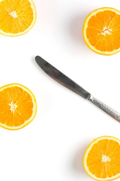 Rodajas de naranja fresca sobre fondo blanco — Foto de Stock