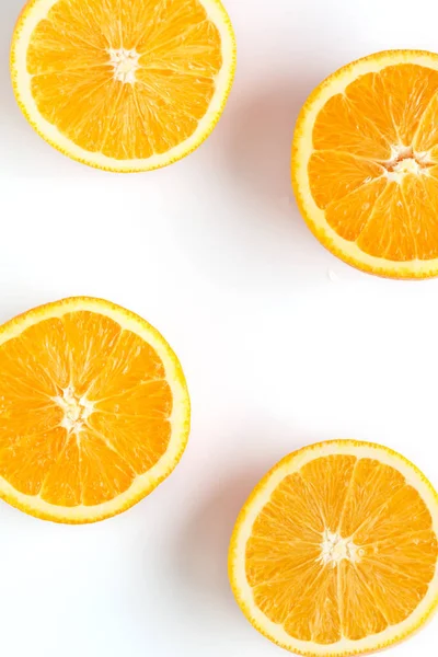 Rodajas de naranja fresca sobre fondo blanco — Foto de Stock