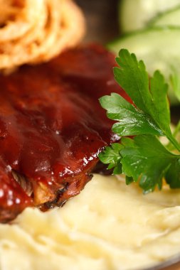 dökme demir tavada patates püresi ile pişmiş barbekü kaburga