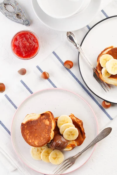 Frühstück. Pfannkuchen mit Erdnussbutter und Bananen. Ansicht von oben — Stockfoto