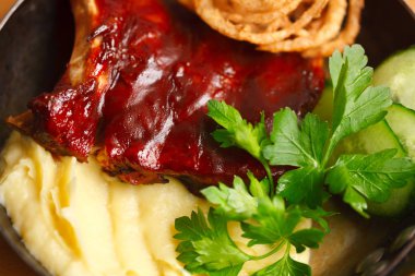 dökme demir tavada patates püresi ile pişmiş barbekü kaburga