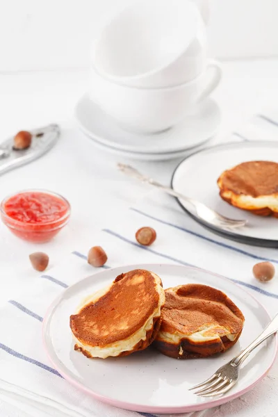 Frühstück. Pfannkuchen mit Erdnüssen und Erdbeermarmelade. Nahaufnahme. — Stockfoto