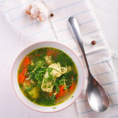 Tavuk ve sebze ile lezzetli çorba. Closeup