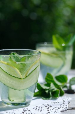 salatalık, limon ve nane gelen yaz ferahlatıcı detoks limonata