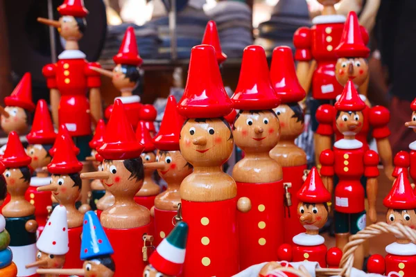 来自意大利的纪念品。市场上的传统皮诺奇玩具 — 图库照片