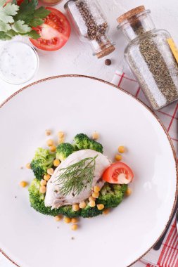 diyet gıda. brokoli ve nohut ile tavuk göğsü