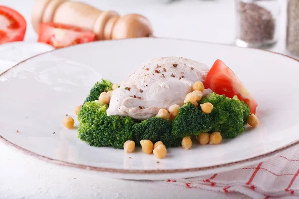 Alimentos dietéticos. peito de frango com brócolis e grão de bico — Fotografia de Stock