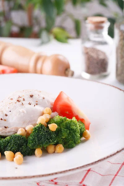 Alimentos dietéticos. peito de frango com brócolis e grão de bico — Fotografia de Stock