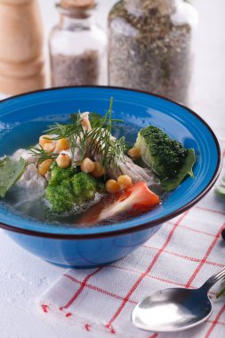 brokoli ve nohut ile diyet tavuk çorbası