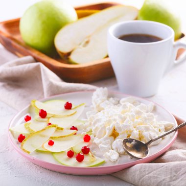 Kahveli kahvaltı. armut dilimleri ile süzme peynir, Elma ve kızılcık