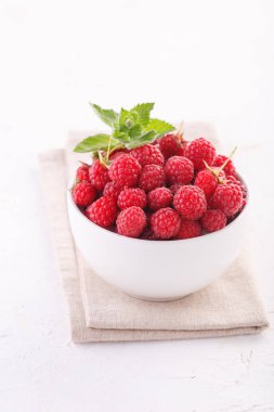 beyaz bir Fincan nane ile taze ahududu