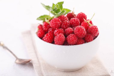 beyaz bir Fincan nane ile taze ahududu