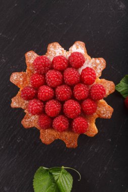 frambuazlı pasta siyah plaka üzerinde