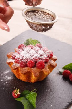 frambuazlı pasta siyah plaka üzerinde