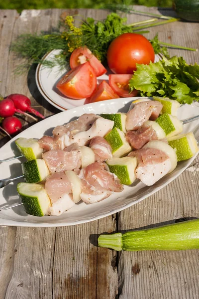 Сырой кебаб на шпалере с овощами. Пикник — стоковое фото